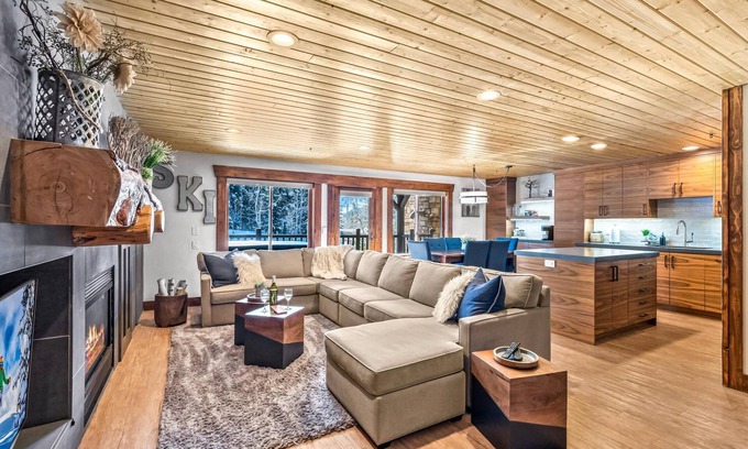 Deer Valley Condo | Luxe Black Bear Cabin | Walk to Lifts + Hot Tub