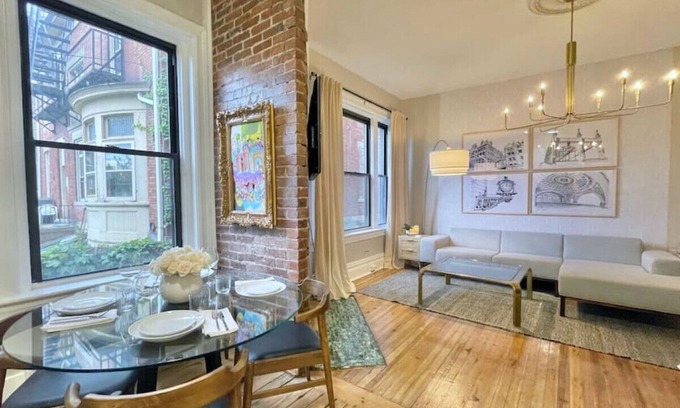 Bloomfield Apartment | Luxe Bloomfield Apt ❈ UPMC/Pitt/CMU ❈ Free Parking