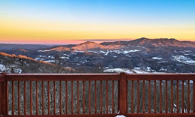 Banner Elk Cabin | Luxe Cabin | Ski-In/Out | AC | Panoramic Views | EV | Sleeps 10 | Beech Mtn