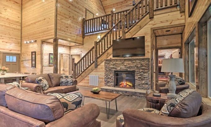 Gatlinburg - Pigeon Forge Cabin | Luxe Cabin with Indoor Pool in Sevierville