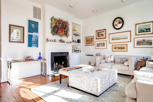 Old Town Alexandria House | LUXE Cameron House Off King St Est 1870