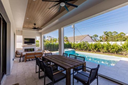 Naples Park House | Luxe Coastal Getaway Naples Vanderbilt Beach