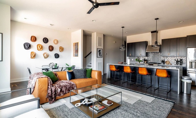 The Gulch House | LUXE-Cowboy Country-Rooftop Patio-Downtown Living
