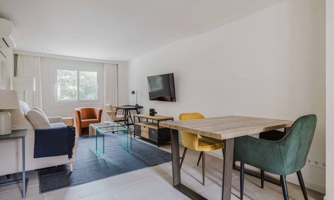 Teatinos Apartment | Luxe El Consul - El Romeral 1BR, nr Groceries, by Blueground