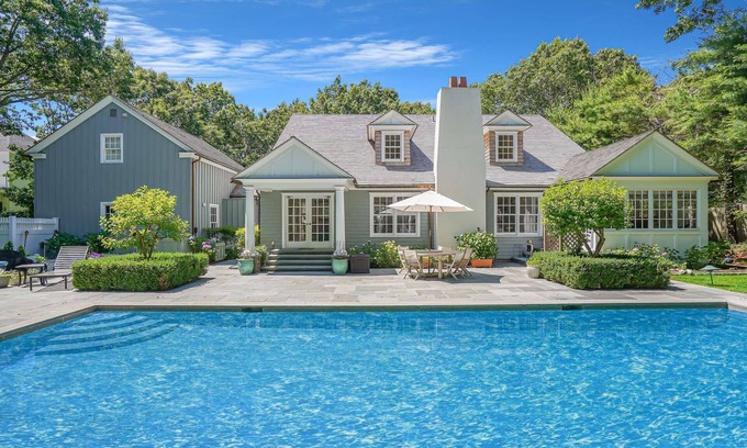 East Hampton House | LUXE Fam Friendly 5 Bed Pool + Playground + Firepit + All Beach Gear + BBQ