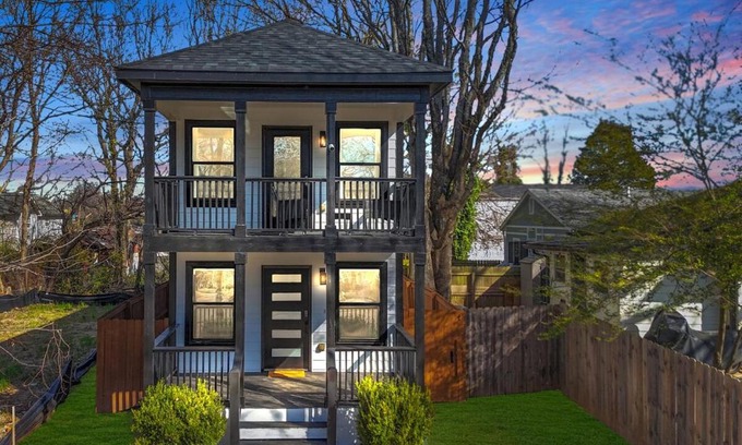 Pittsburgh Villa | Luxe Family Oasis 7 beds 2 and a half Spa like Baths Sleeps 14