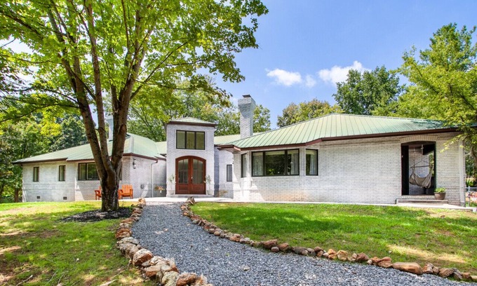 Kodak House | Luxe Forest Escape w/Hot Tub, Volleyball, Cornhole & Kayak