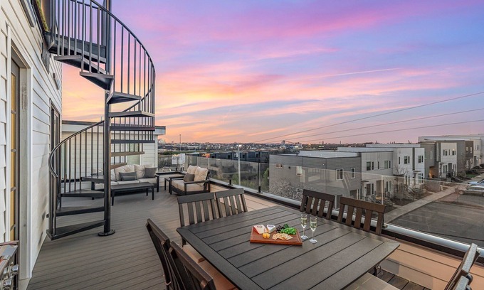 Katie Hill Neighborhood Cottage | Luxe-high Note-2 Rooftop Decks-3 Mins to Broadway