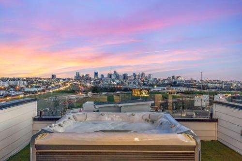 Katie Hill Neighborhood House | LUXE-High Note-Rooftop Hot Tub-3 Mins to Broadway