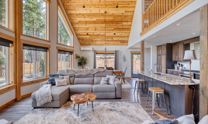 La Pine House | Luxe in La Pine, Sleeps 7, Hot Tub, 2 King Beds, 1 Queen Bed, 1 Twin Bed