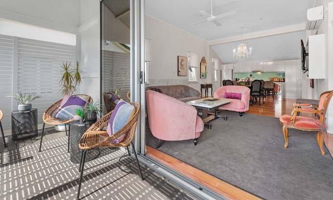Teneriffe House | Luxe Inner-City Home w/SkylineViews ~ Teneriffe