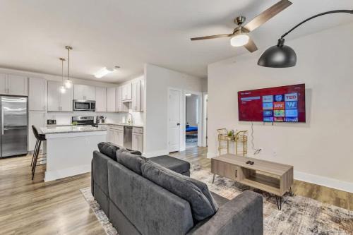 Hayes Apartment | Luxe King 3BR Suite Mins to Downtown Durham
