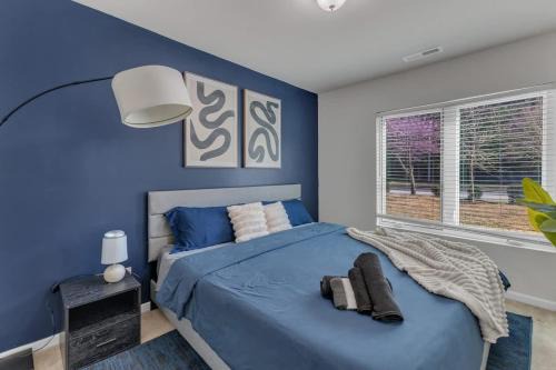 Southwest Raleigh House | Luxe King 3BR Townhouse Mins Downtown