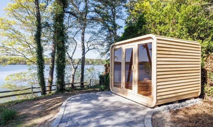 Harwich House | Luxe Lakefront Retreat ★ Sauna ★ Media Rm ★ Kayaks ★ Bikes ★ Steps to Bike-Path★