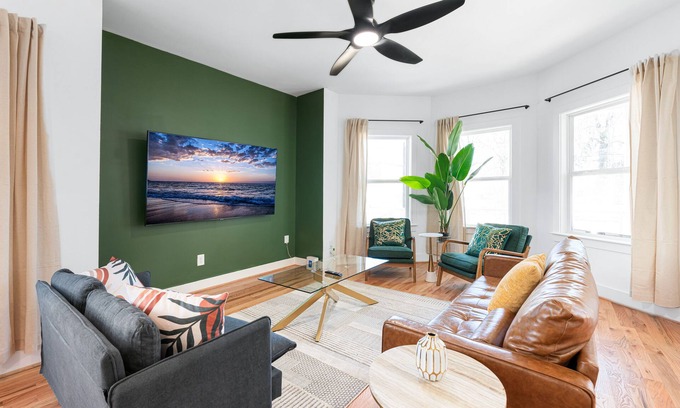 Mechanicsville House | Luxe Living: 4bedroom 3bathroom of Modern Elegance