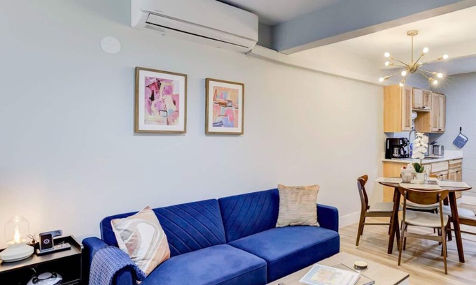 Downtown Memphis Apartment | Luxe Modern loft w/King Bed, Free Parking & Wi-Fi