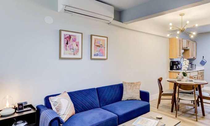 Downtown Memphis Apartment | Luxe Modern loft w/King Bed, Free Parking & Wi-Fi