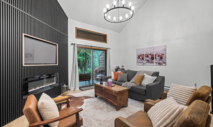 McCall House | Luxe Mountain- beautiful remodeled condo with community pool