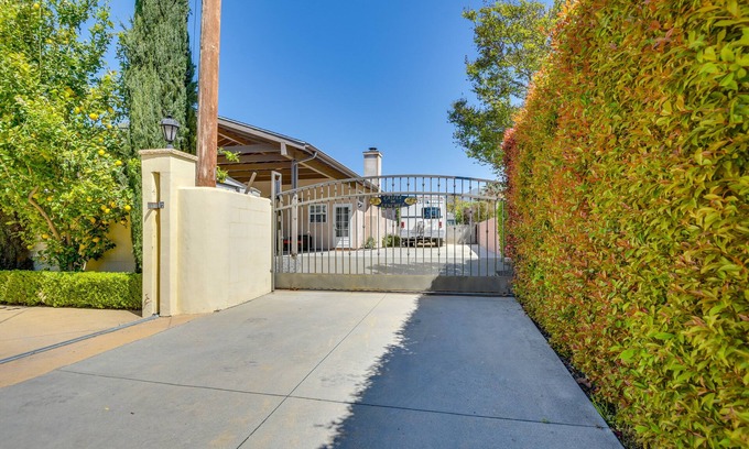 North Arroyo House | Luxe Pasadena Casita w/Fireplace & Grill