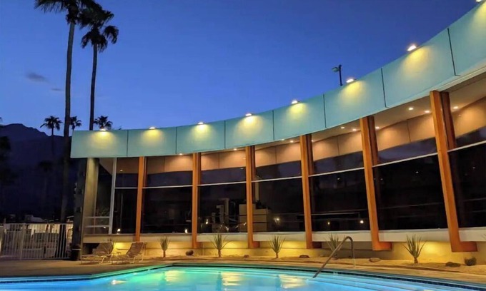 Twin Palms Condo | Luxe, peaceful retreat-KING bed historic MCM complex