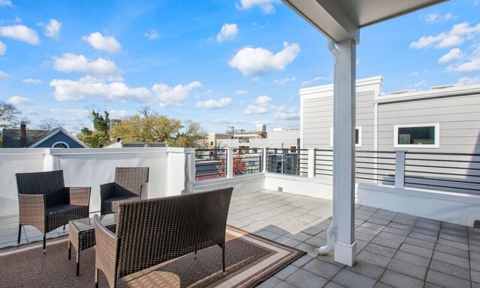 North Chesterfield Apartment | Luxe Penthouse 'n Old Town Manchester with Views!