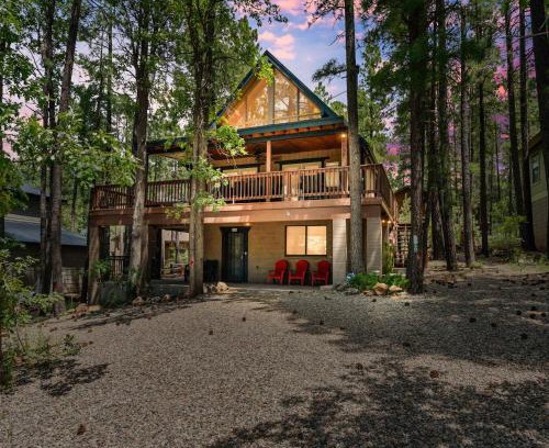Munds Park House | Luxe Pinewood Escape Spacious Family Cabin for 10 with Firepit