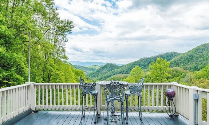 Mars Hill Cottage | Luxe Retreat with Panoramic Views, Hot Tub & Sauna, mins to Hatley Point