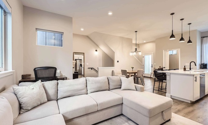Highland House | Luxe Rooftop Escape | Firepit | City & Mtn Views
