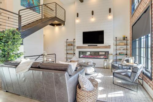 Hitch Village - Fred Wessels Homes House | Luxe Savannah Townhome 1 Mi to Historic District