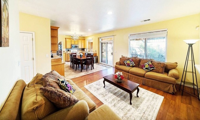 Stockton House | Luxe Spacious & Private Getaway in Stockton!