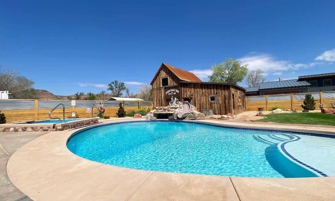 Kanab House | Luxe stay in Kanab with stargazing rooftop deck, pool & hot tub
