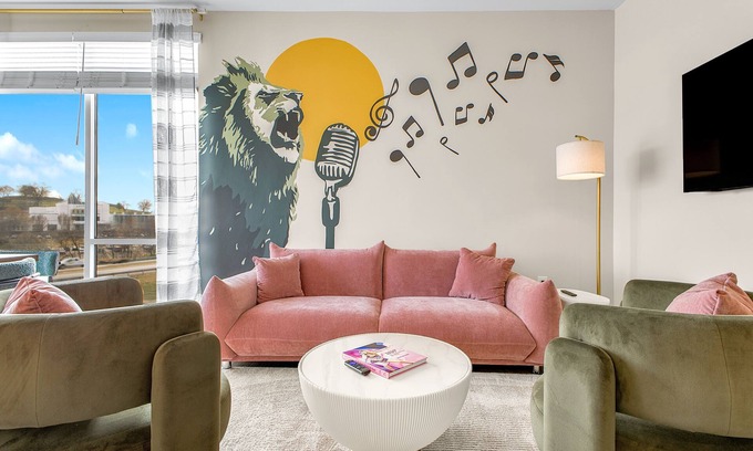Eighth Avenue Apartment | Luxe Vista Gulch 2BR Pool Gym King Bed