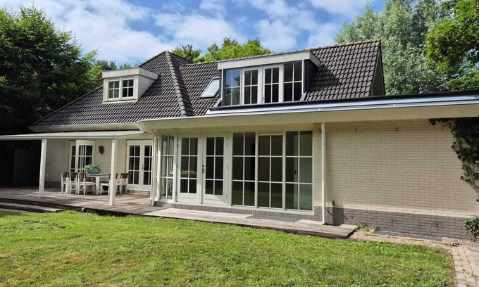 Schoorl Villa | Luxe vrijstaande vakantiehuis vlakbij zee met wellness. Tot 12 pers. 10% korting