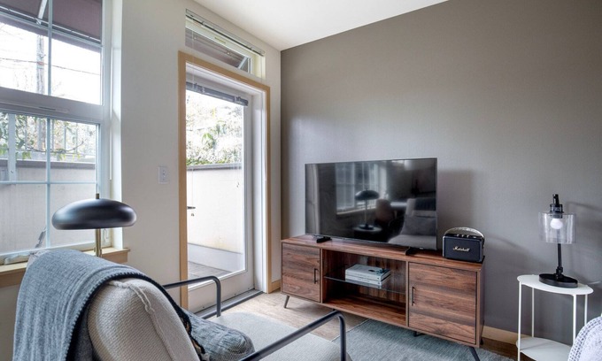 Wallingford Apartment | Luxe Wallingford Studio w/Pets & W/D, nr 99 & I-5, by Blueground