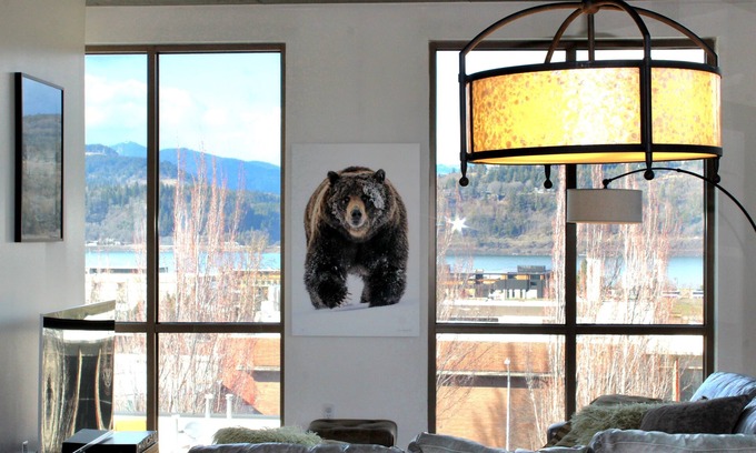 Hood River Condo | Luxe Water View Condo in the Heart of Hood River