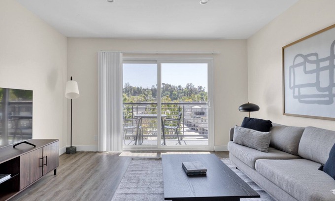Woodland Hills Apartment | Luxe Woodland Hills 2BR w/Pool & Gym, near Warner Center, by Blueground