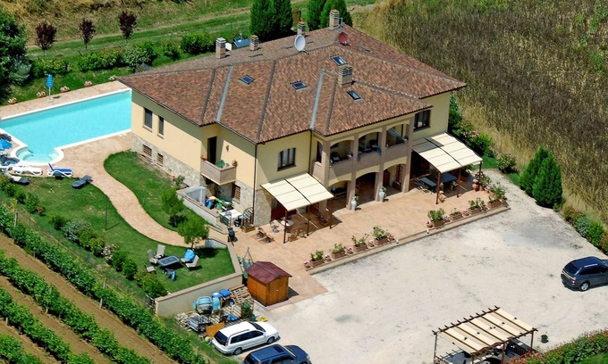 Bagnaia Villa | Luxurious Country Villa, large private pool & professional kitchen, near Perugia