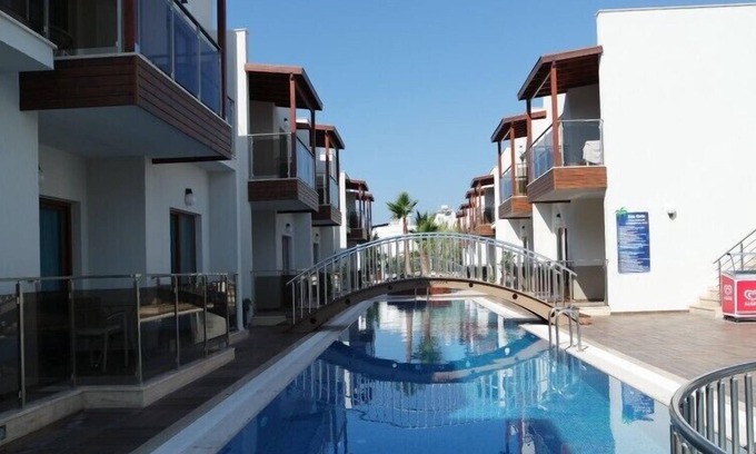 Turgutreis Apartment | luxurious 2 bedroom ground floor apartment with communal swimming pool.