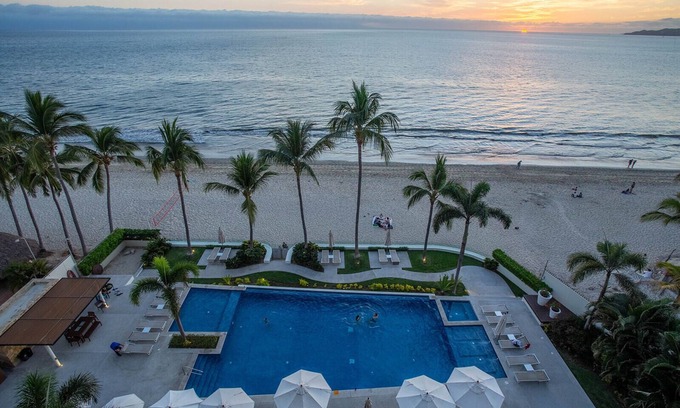 Bucerias Condo | Luxurious 2-br/2-bth beachfront condominium in Bucerias Golden Zone.