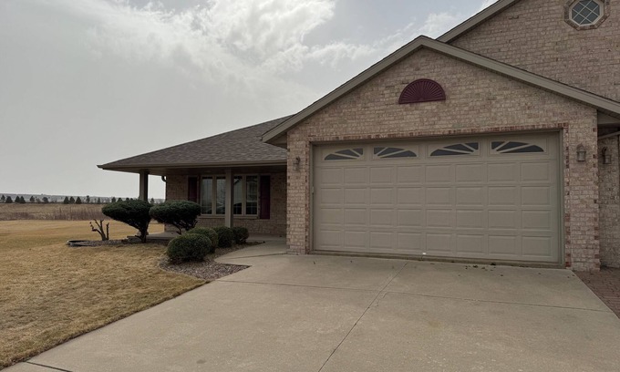 De Pere Condo | Luxurious 3-bedroom- 3 bath, short drive to Lambeau- De Pere.