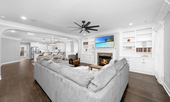Normal House | Luxurious, 3-Bedroom home – 5 mins from entertainment district!