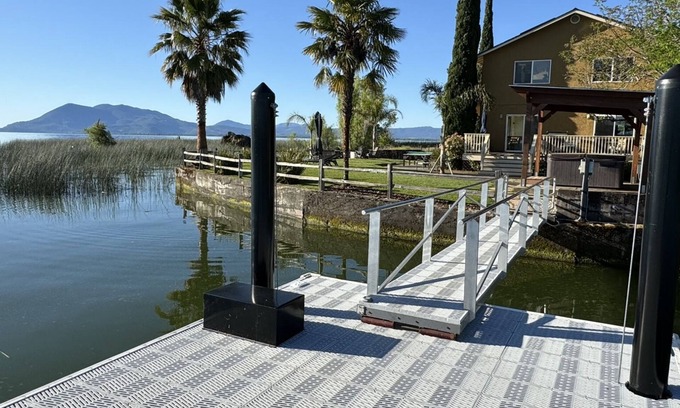 North Lakeport House | Luxurious 3000sq ft Lakefront Home on Point surrounded by Nature and Views!