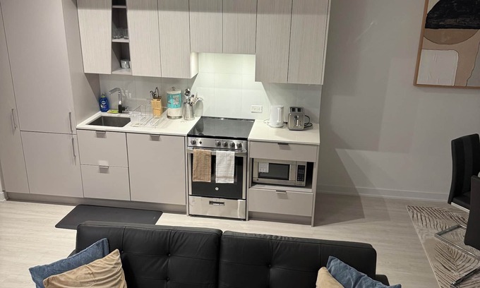 Downtown Mississauga House | Luxurious 3bedroom Retreat in Square One Area. Your perfect getaway awaits.