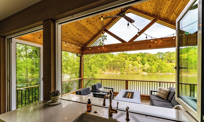 Greenville - Spartanburg House | Luxurious 3BR on Lake Saluda w/Kayaks, Fire Pit