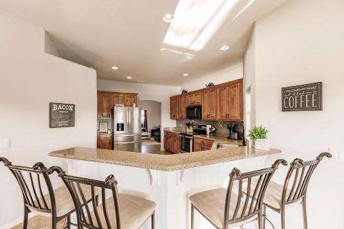 Almont House | Luxurious 4 Bedroom Canal-Front Home, Pet Friendly