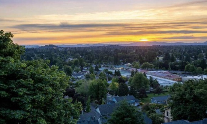 Springfield House | Luxurious 4 floor Gem, 1 Mile E of Autzen,Hilltop views,Sauna and Massage Chairs