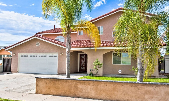 Southwest Anaheim House | Luxurious 4400 sqft house Disneyland, Knotts, water park, beach, Kid's rooms