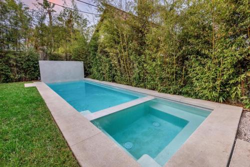 Carthay Circle House | Luxurious 4BR Home with Pool, Jacuzzi and Free Parking