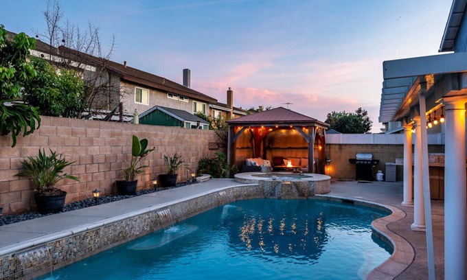 La Palma Bed & Breakfast | Luxurious 4BR Pool House with 2 Primary Suites, Near Disney!