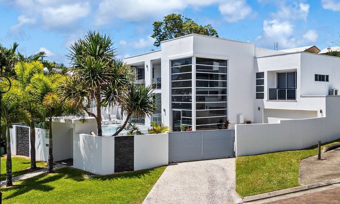 Alexandra Headland House | Luxurious 5 bedroom home 500m to the beach